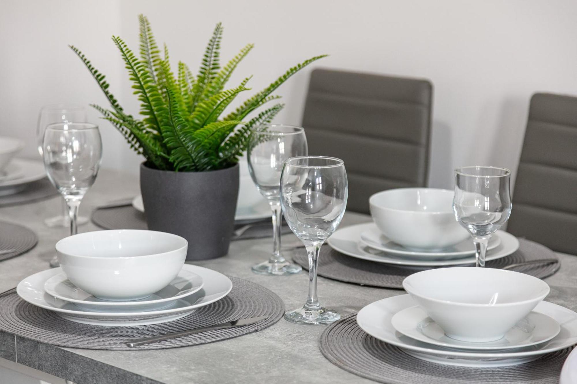 Apartment Modern 4br Ground Floor In Prime Mk Location, Walking Distance From Cmk Train Station, Close To Mk Amenities, 2 Bathrooms, Free Parking-managed By Chique Ltd *