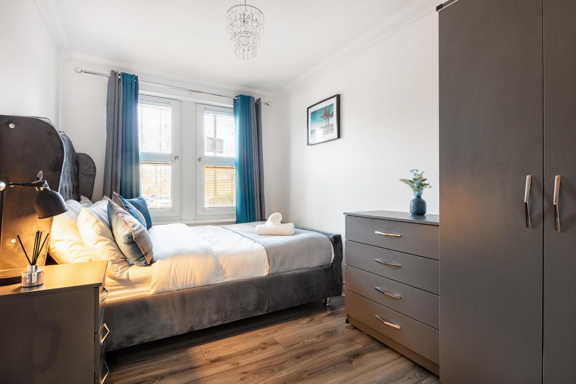 Apartment Modern 4br Ground Floor In Prime Mk Location, Walking Distance From Cmk Train Station, Close To Mk Amenities, 2 Bathrooms, Free Parking-managed By Chique Ltd Milton Keynes