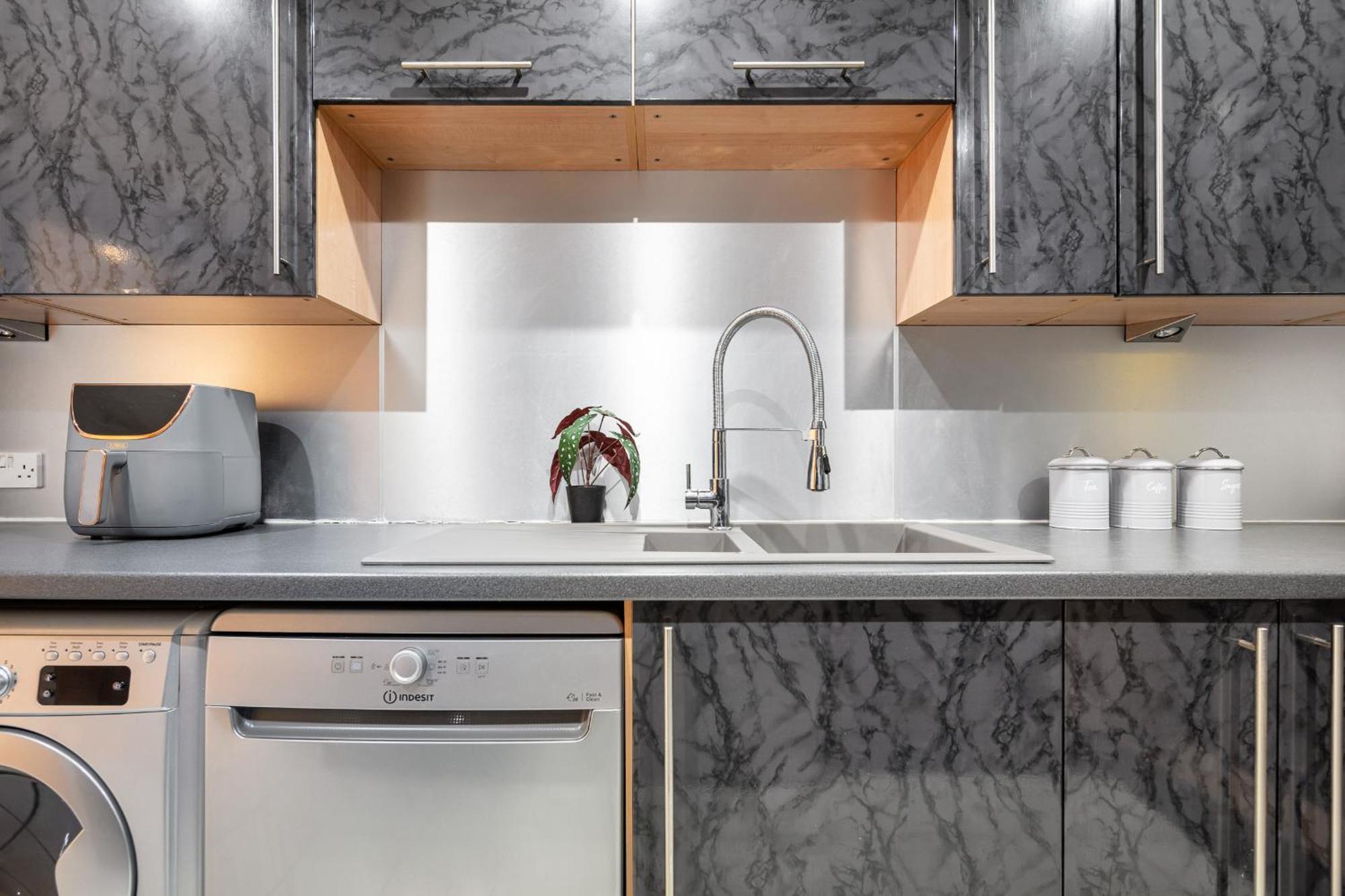 Modern 4br Ground Floor In Prime Mk Location, Walking Distance From Cmk Train Station, Close To Mk Amenities, 2 Bathrooms, Free Parking-managed By Chique Ltd *