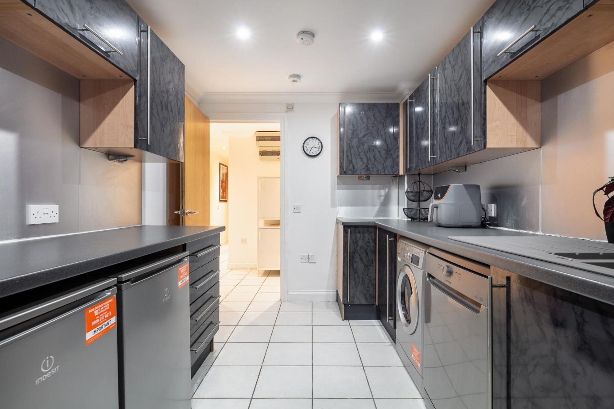 Modern 4br Ground Floor In Prime Mk Location, Walking Distance From Cmk Train Station, Close To Mk Amenities, 2 Bathrooms, Free Parking-managed By Chique Ltd Apartment *