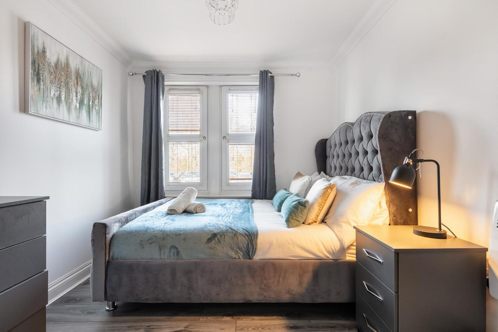 Apartment Modern 4br Ground Floor In Prime Mk Location, Walking Distance From Cmk Train Station, Close To Mk Amenities, 2 Bathrooms, Free Parking-managed By Chique Ltd Milton Keynes