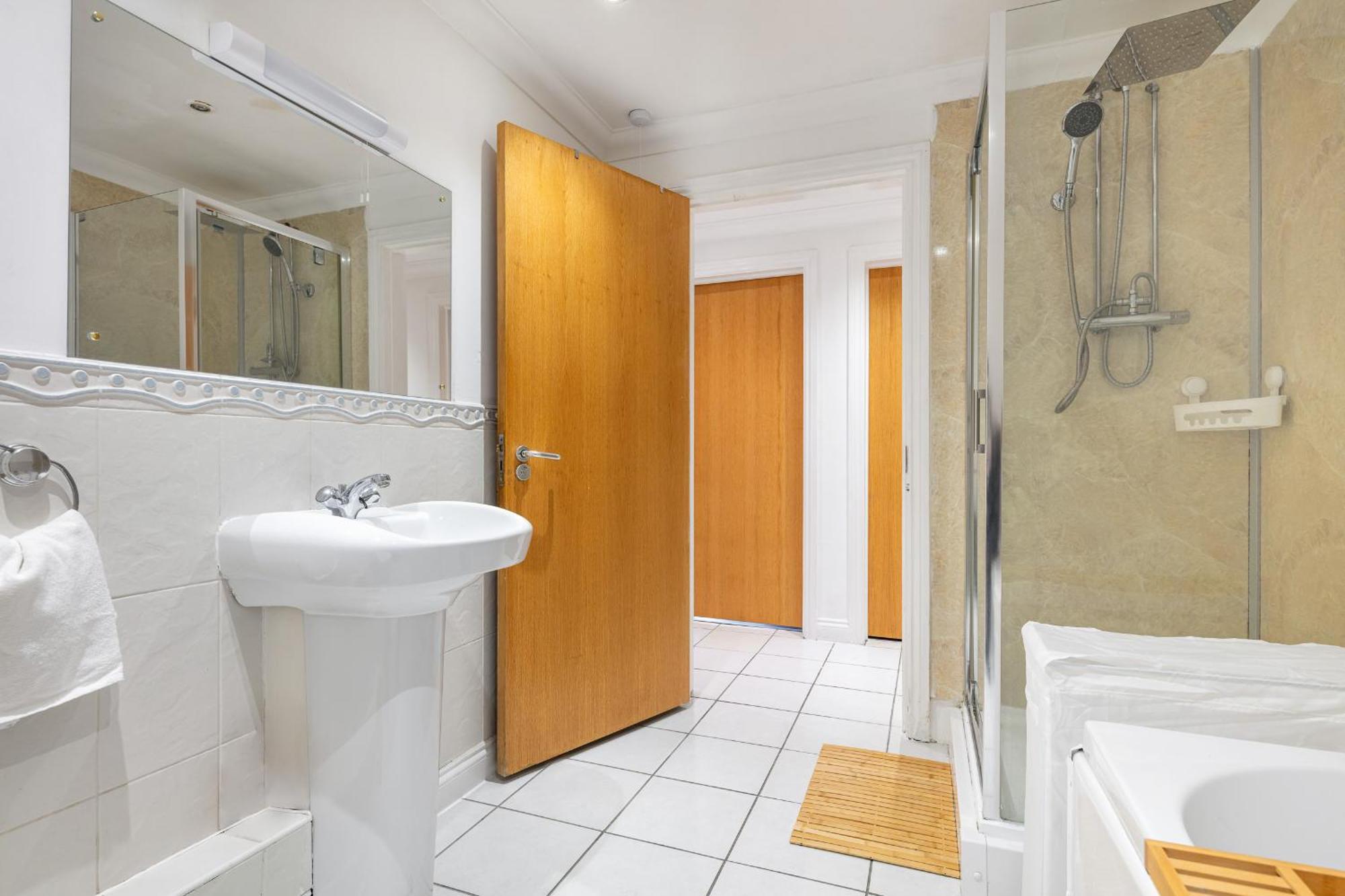 Modern 4br Ground Floor In Prime Mk Location, Walking Distance From Cmk Train Station, Close To Mk Amenities, 2 Bathrooms, Free Parking-managed By Chique Ltd *