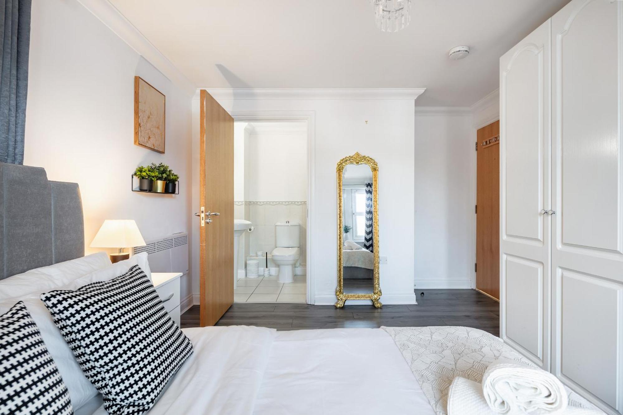 Modern 4br Ground Floor In Prime Mk Location, Walking Distance From Cmk Train Station, Close To Mk Amenities, 2 Bathrooms, Free Parking-managed By Chique Ltd Milton Keynes