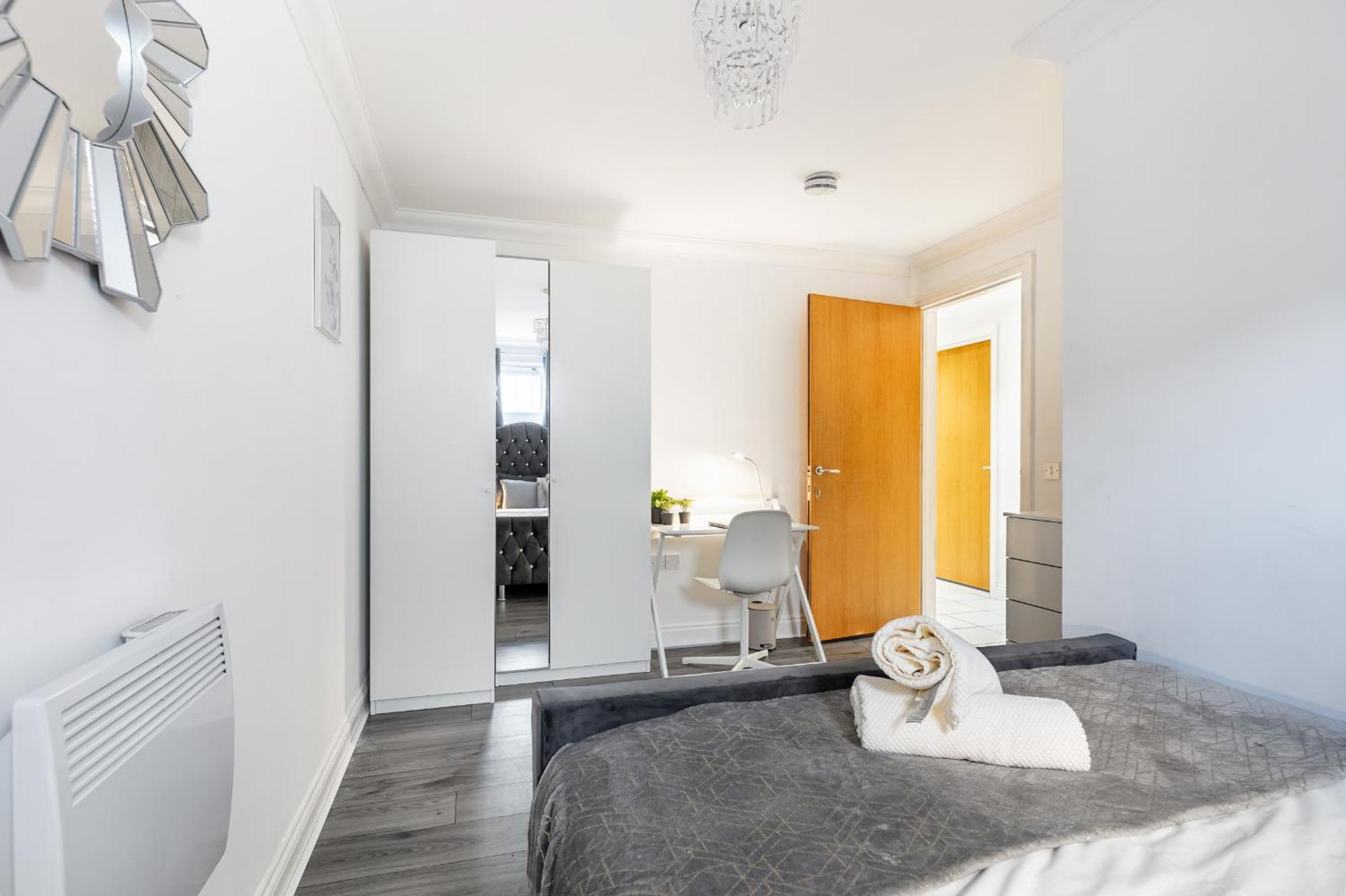 Modern 4br Ground Floor In Prime Mk Location, Walking Distance From Cmk Train Station, Close To Mk Amenities, 2 Bathrooms, Free Parking-managed By Chique Ltd