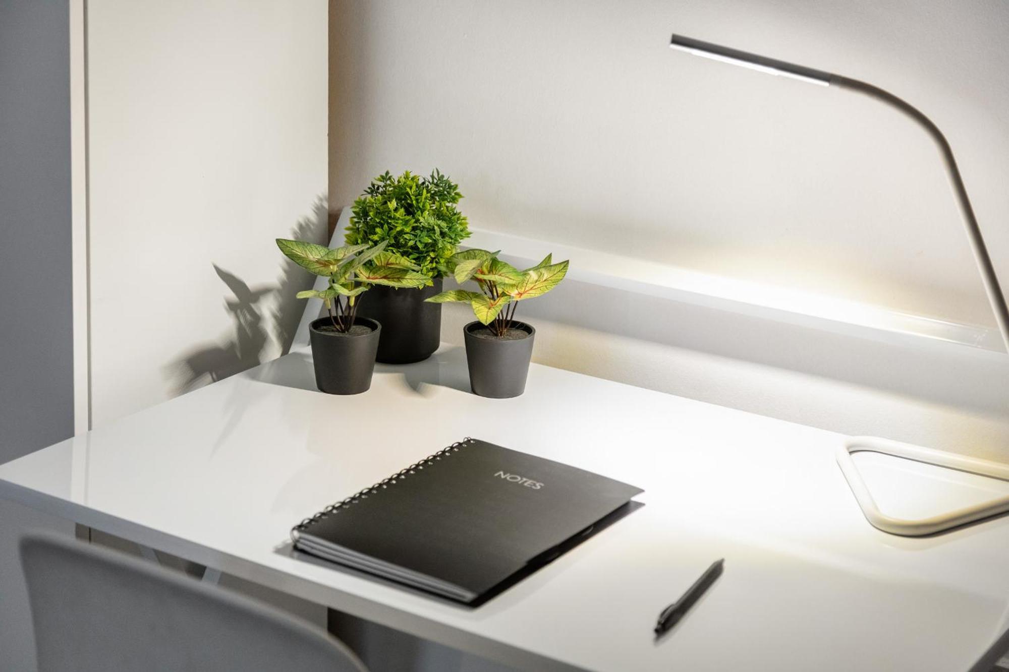 Apartment Modern 4br Ground Floor In Prime Mk Location, Walking Distance From Cmk Train Station, Close To Mk Amenities, 2 Bathrooms, Free Parking-managed By Chique Ltd