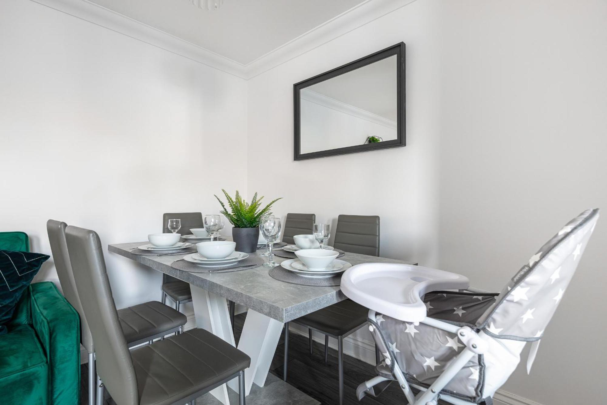 Modern 4br Ground Floor In Prime Mk Location, Walking Distance From Cmk Train Station, Close To Mk Amenities, 2 Bathrooms, Free Parking-managed By Chique Ltd Apartment *