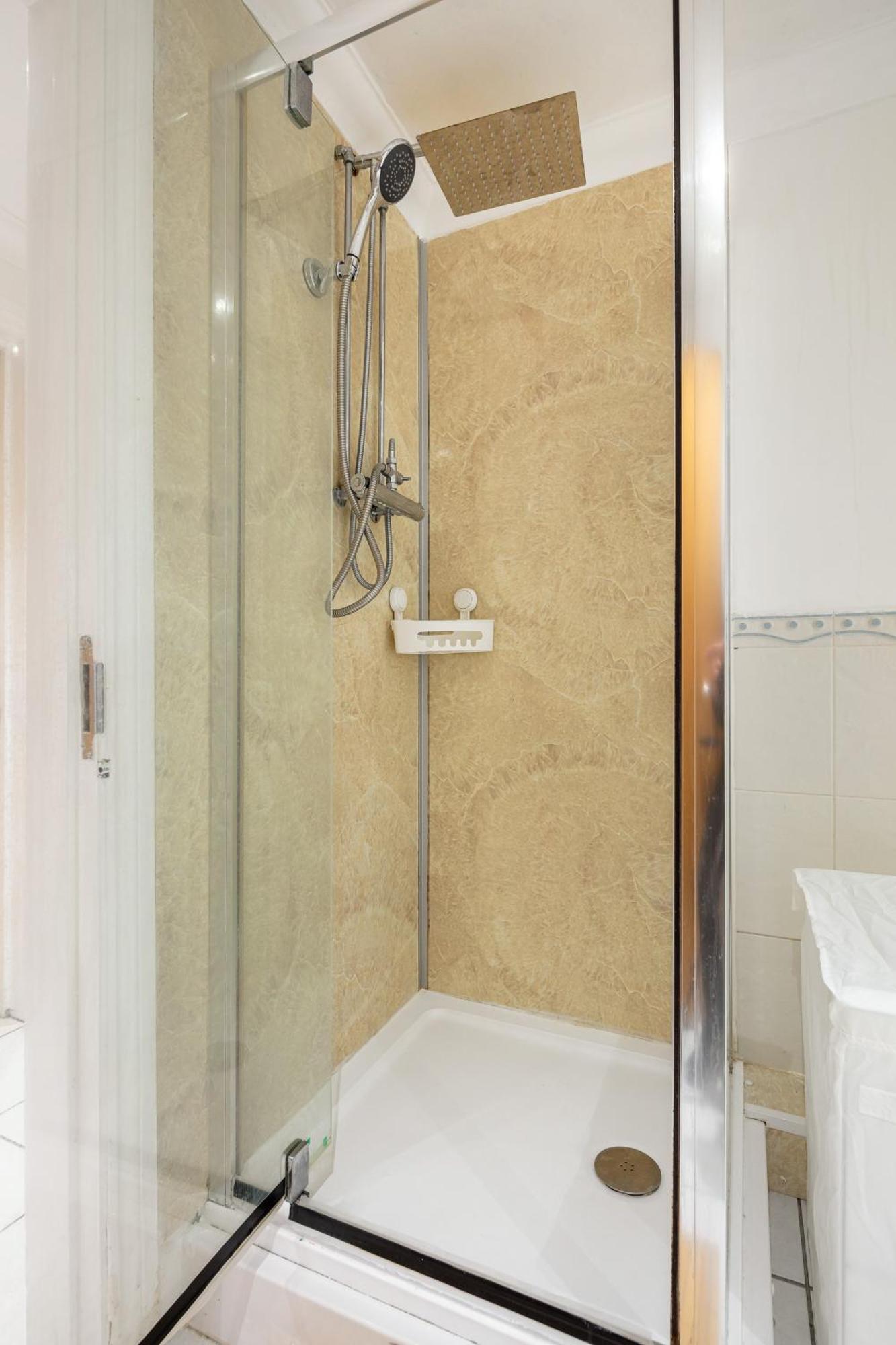 Apartment Modern 4br Ground Floor In Prime Mk Location, Walking Distance From Cmk Train Station, Close To Mk Amenities, 2 Bathrooms, Free Parking-managed By Chique Ltd *