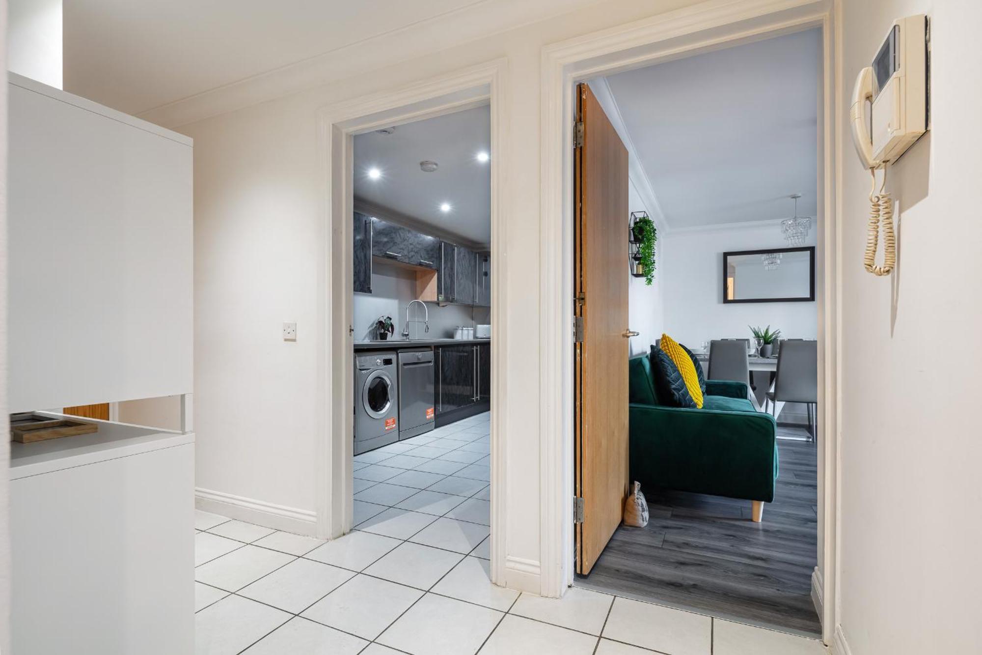 Modern 4br Ground Floor In Prime Mk Location, Walking Distance From Cmk Train Station, Close To Mk Amenities, 2 Bathrooms, Free Parking-managed By Chique Ltd Apartment Milton Keynes