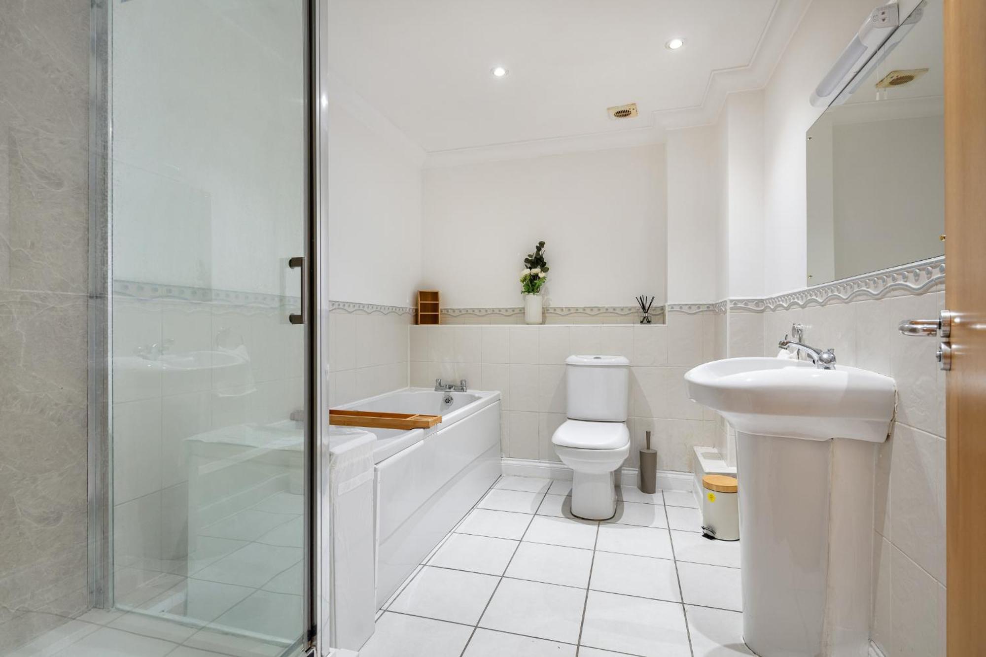 Apartment Modern 4br Ground Floor In Prime Mk Location, Walking Distance From Cmk Train Station, Close To Mk Amenities, 2 Bathrooms, Free Parking-managed By Chique Ltd Milton Keynes