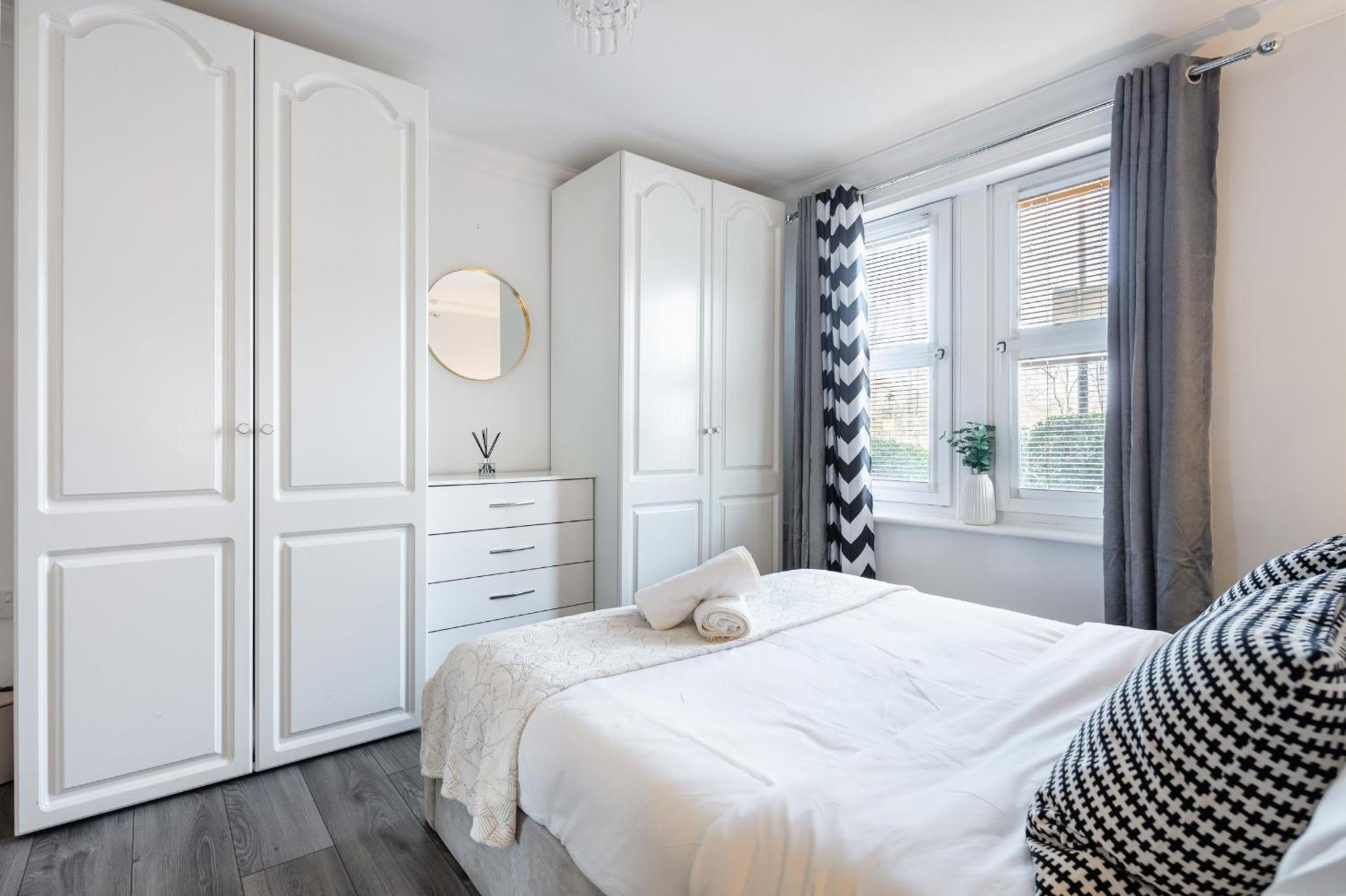 Modern 4br Ground Floor In Prime Mk Location, Walking Distance From Cmk Train Station, Close To Mk Amenities, 2 Bathrooms, Free Parking-managed By Chique Ltd *