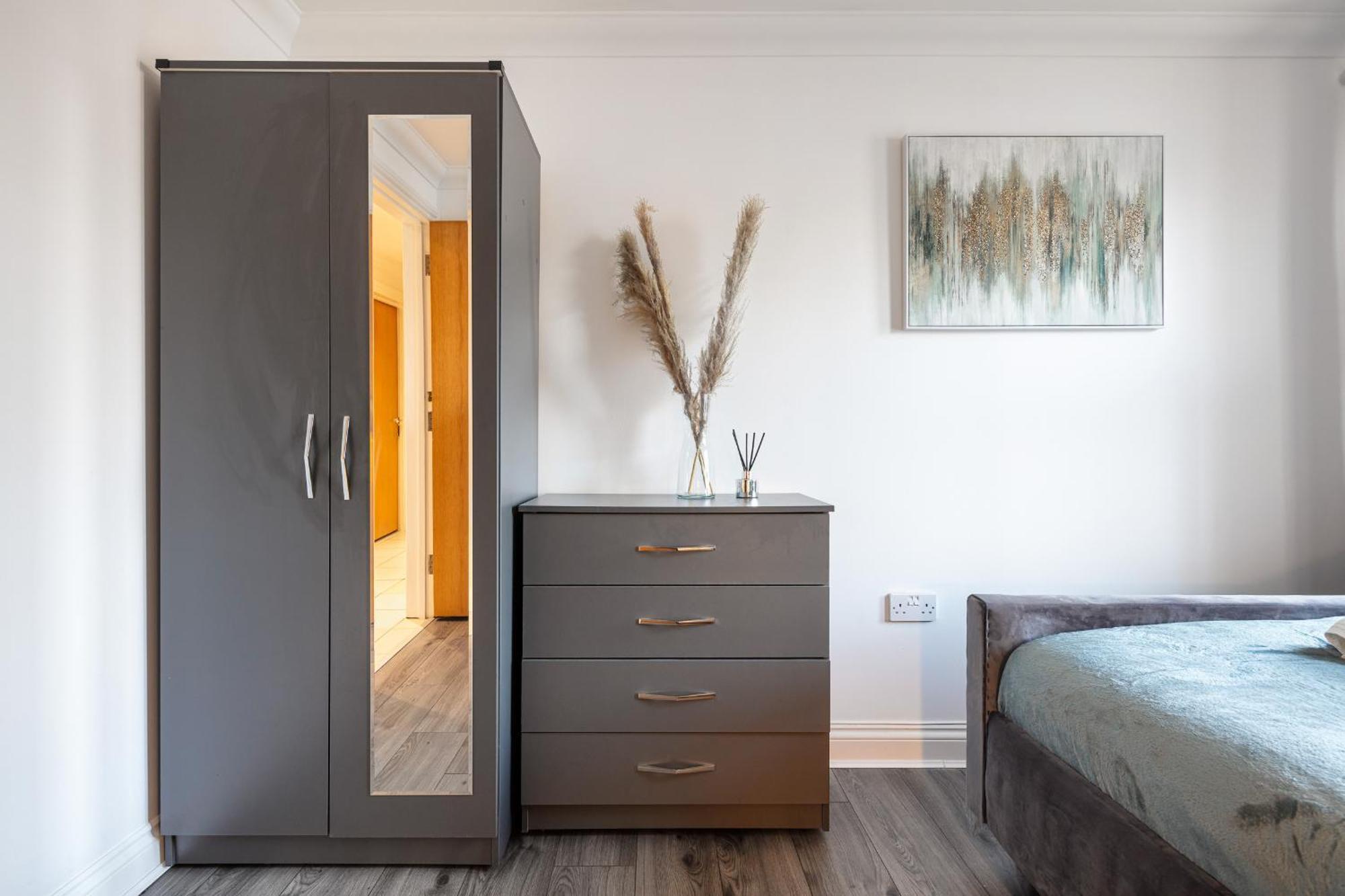 Modern 4br Ground Floor In Prime Mk Location, Walking Distance From Cmk Train Station, Close To Mk Amenities, 2 Bathrooms, Free Parking-managed By Chique Ltd * Milton Keynes