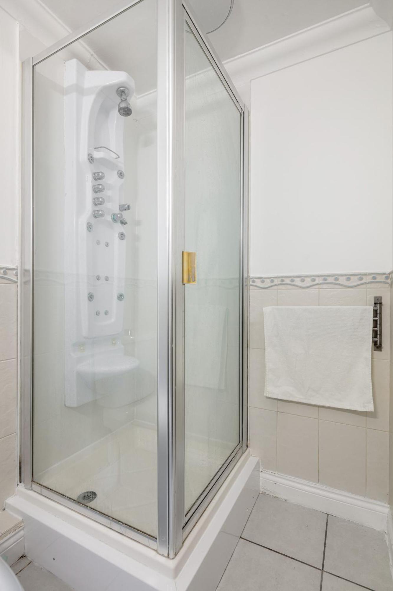 Modern 4br Ground Floor In Prime Mk Location, Walking Distance From Cmk Train Station, Close To Mk Amenities, 2 Bathrooms, Free Parking-managed By Chique Ltd