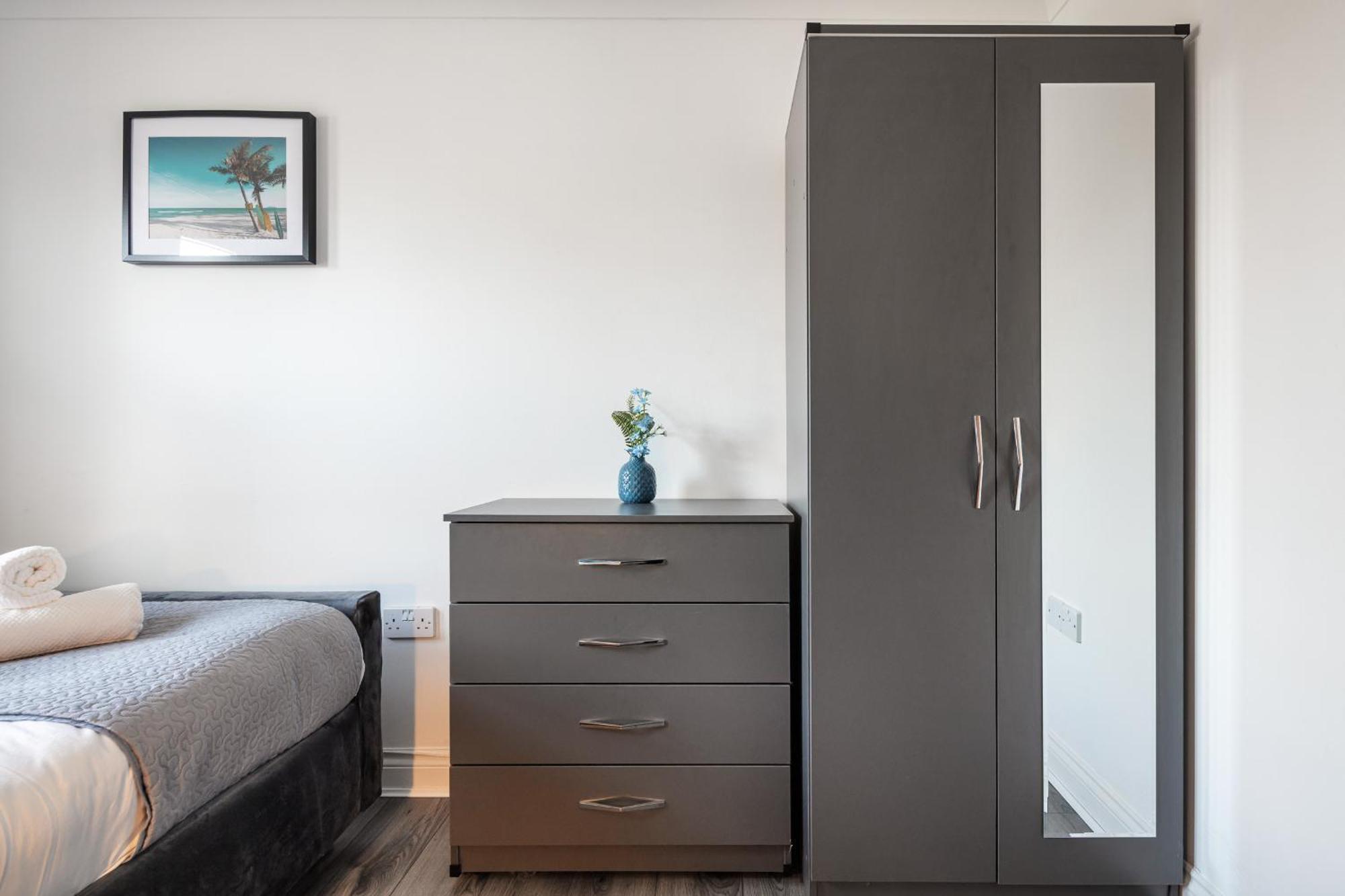 Modern 4br Ground Floor In Prime Mk Location, Walking Distance From Cmk Train Station, Close To Mk Amenities, 2 Bathrooms, Free Parking-managed By Chique Ltd Apartment