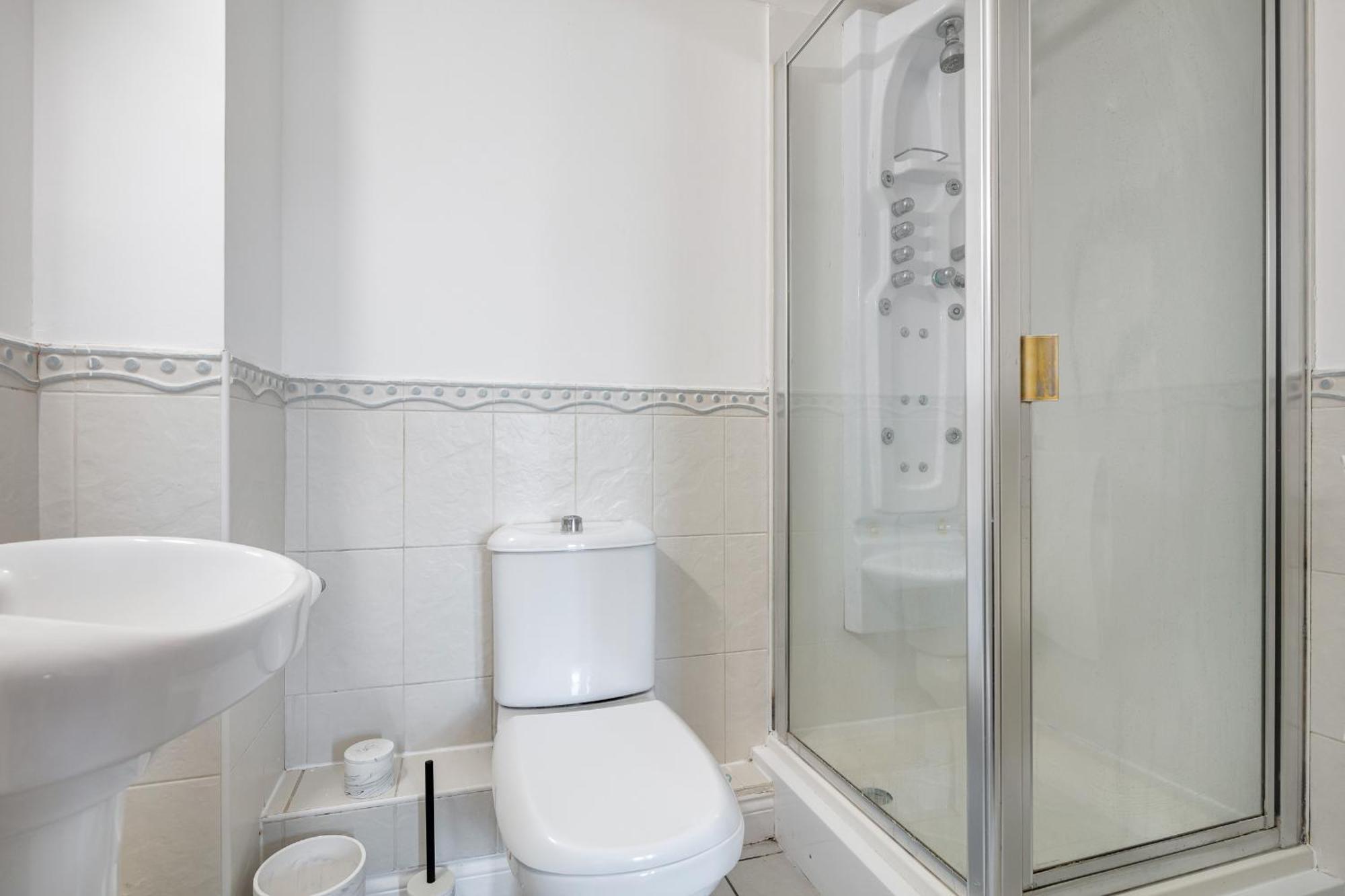 Modern 4br Ground Floor In Prime Mk Location, Walking Distance From Cmk Train Station, Close To Mk Amenities, 2 Bathrooms, Free Parking-managed By Chique Ltd Apartment *