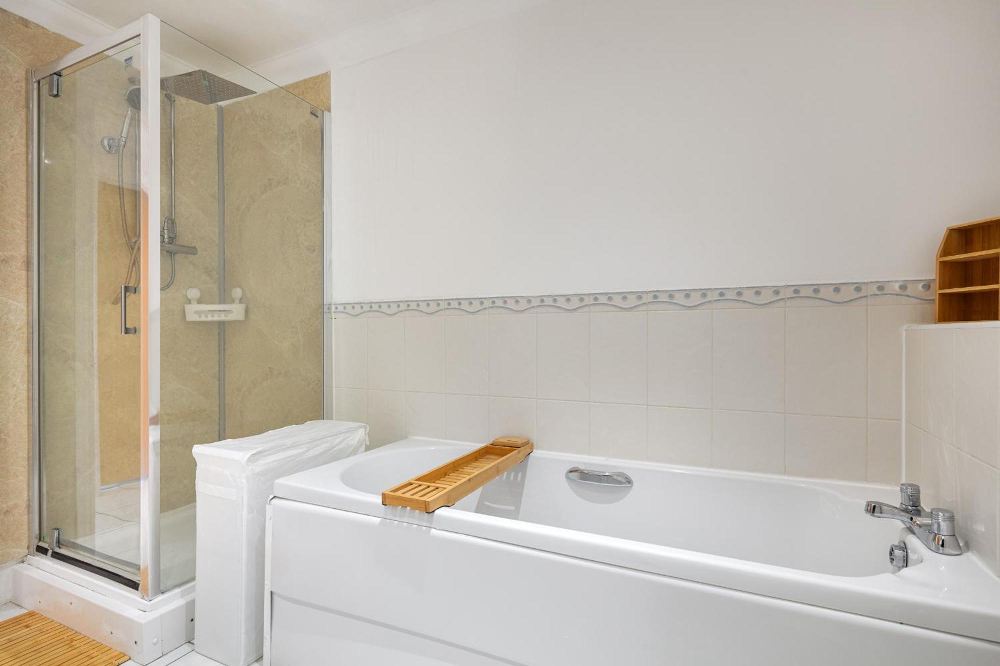 Modern 4br Ground Floor In Prime Mk Location, Walking Distance From Cmk Train Station, Close To Mk Amenities, 2 Bathrooms, Free Parking-managed By Chique Ltd Apartment Milton Keynes