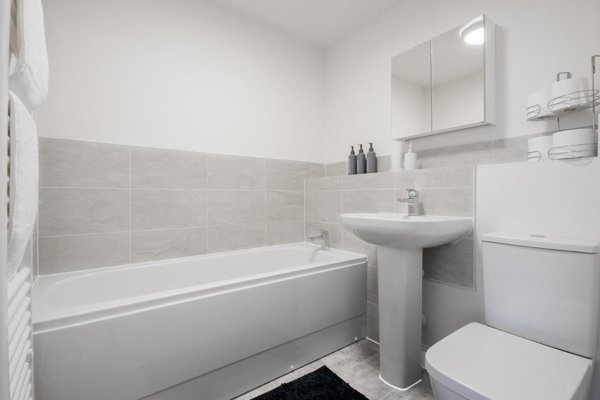 Cozy 2 Bed In Free Parking & Wifi