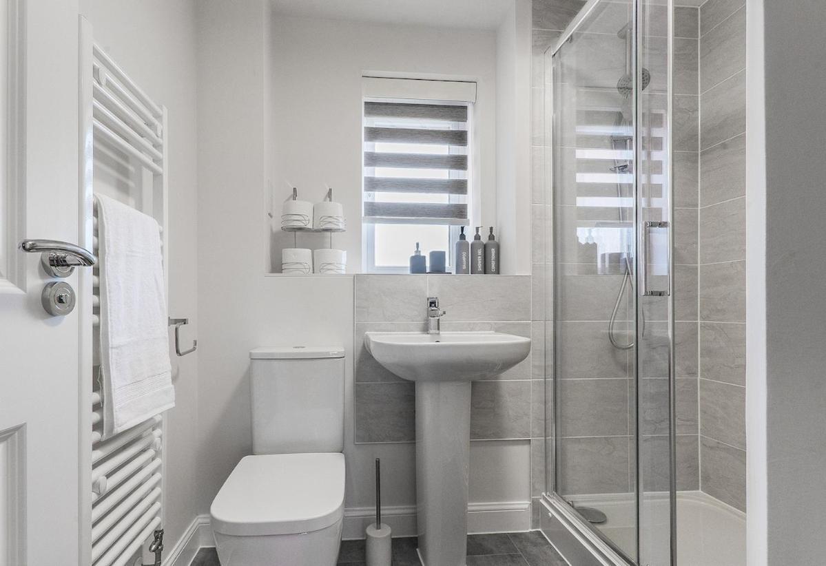 Cozy 2 Bed In Free Parking & Wifi Apartment *