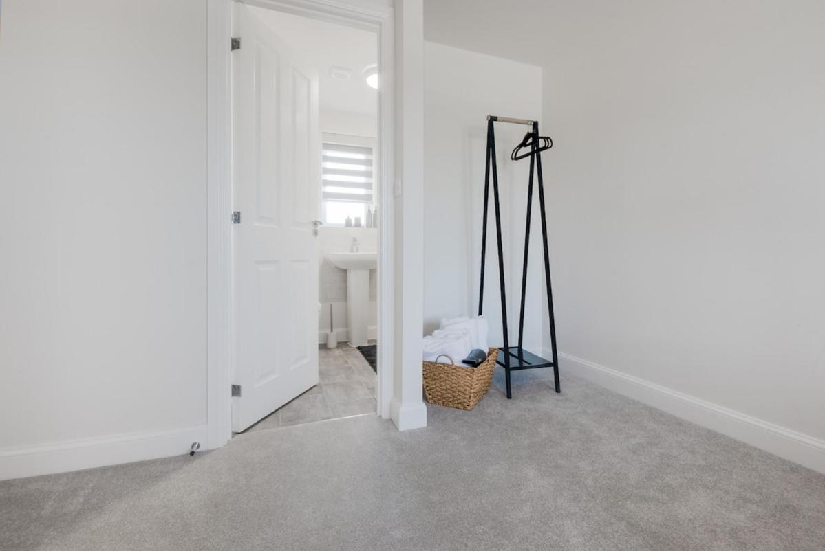 Cozy 2 Bed In Free Parking & Wifi Apartment *