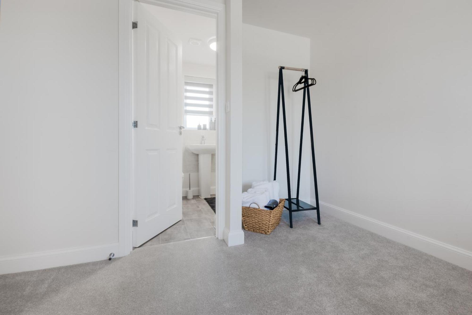 Cozy 2 Bed In Free Parking & Wifi * Milton Keynes