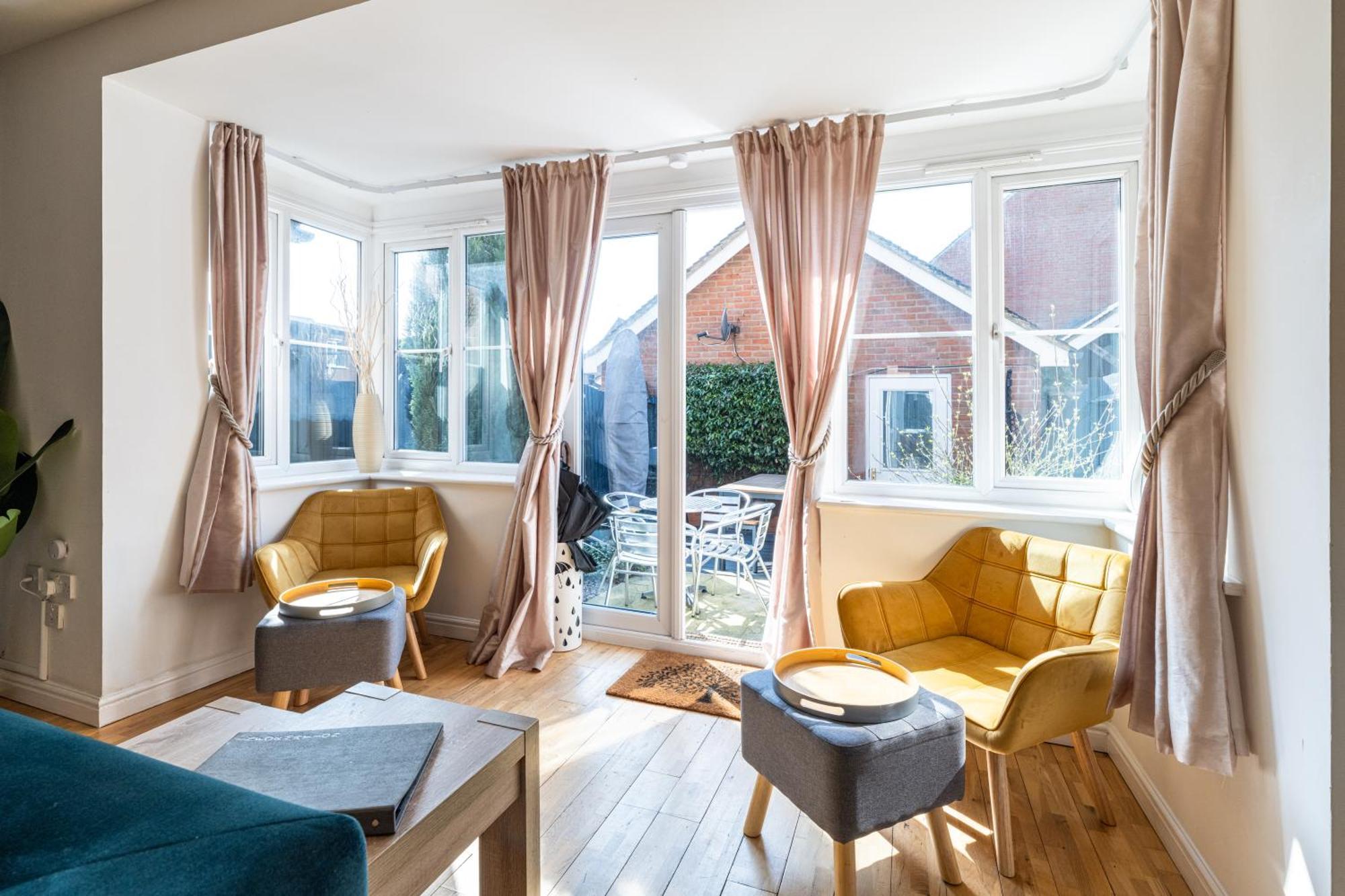 Brightleap Apartments: Modern Home-away With Entertainment & Amenities