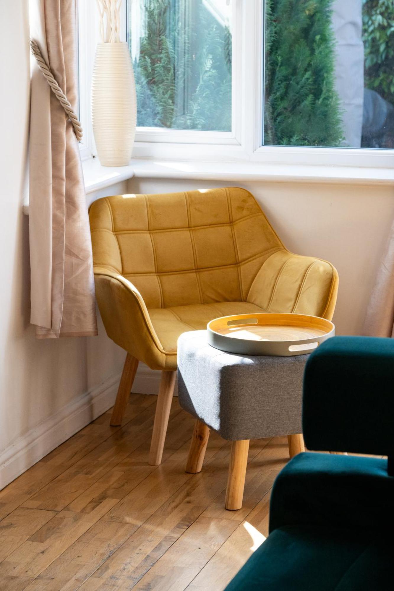 Apartment Brightleap Apartments: Modern Home-away With Entertainment & Amenities