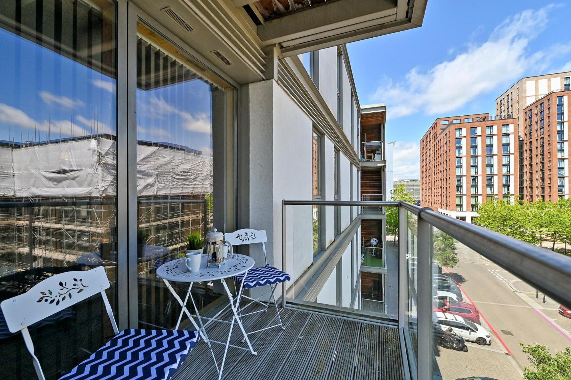 Apartamento The Vizion Serviced From Pincott - Free Parking, Private Balcony, And Wifi