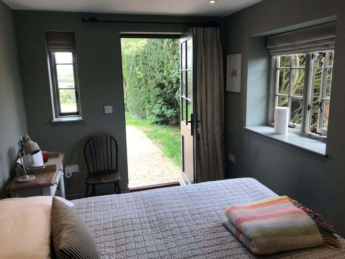 Bed & Breakfast Church End 3*