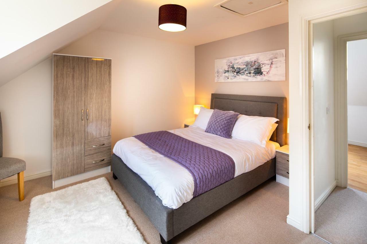 Apartment Brightleap Apartments: Modern Home-away With Entertainment & Amenities