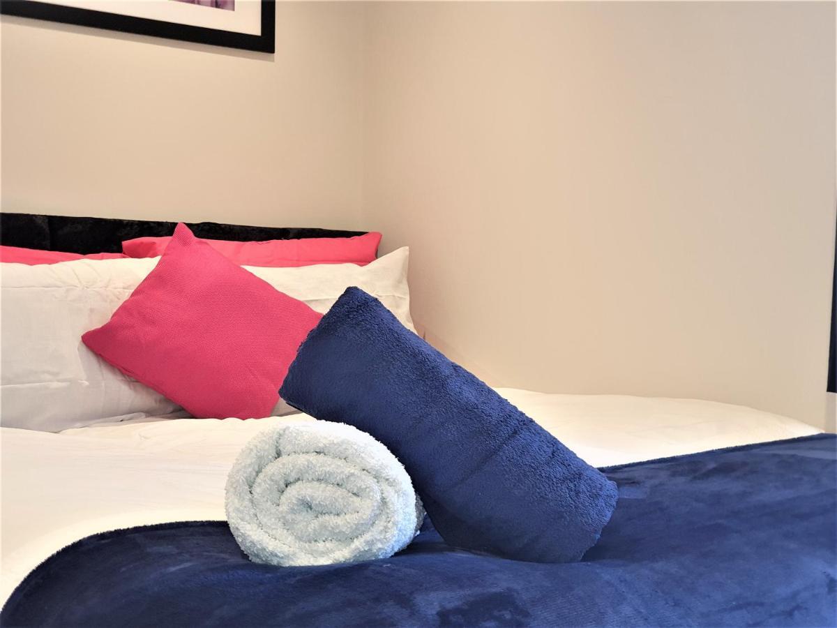 Spacious Contractor House For Large Groups- Up To 4 Private Parking By Ideyfine Apartment Milton Keynes